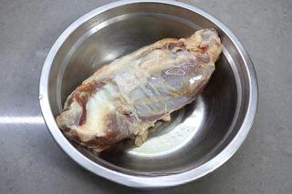 Braised Beef Shank step 1: Rinse the beef shank thoroughly under running water.