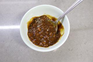 Braised Beef Shank step 3: Mix the yellow soybean paste with a little water until smooth.