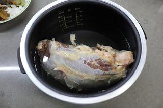 Braised Beef Shank step 4: Place the beef shank in a rice cooker or large pot and add enough cold water to
