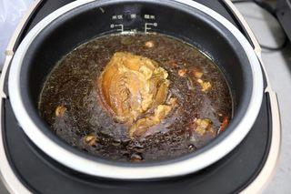 Braised Beef Shank step 8: Leave the beef shank in the braising liquid for several hours or overnight to ab