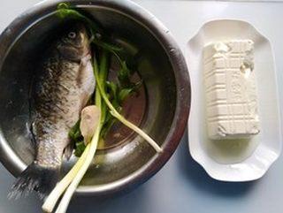 Crucian Carp and Tofu Soup step 1: Prepare the crucian carp, tofu, scallions, and ginger.