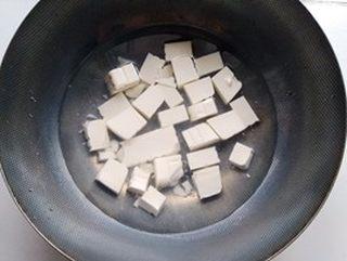 Crucian Carp and Tofu Soup step 2: Cut the tofu into cubes and blanch briefly in boiling water. Drain and set aside