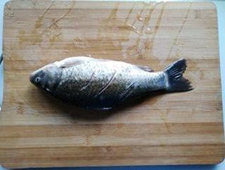 Crucian Carp and Tofu Soup step 3: Clean the crucian carp thoroughly and score both sides of the fish with a few sh