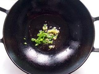 Crucian Carp and Tofu Soup step 4: Heat a little oil in a pot and sauté the scallions and ginger until fragrant.