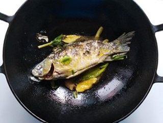 Crucian Carp and Tofu Soup step 5: Add the crucian carp and pan-fry over medium-low heat for 2 to 3 minutes per sid