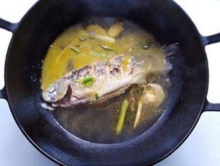 Crucian Carp and Tofu Soup step 6: Pour in boiling water and bring to a vigorous boil. Continue cooking over medium
