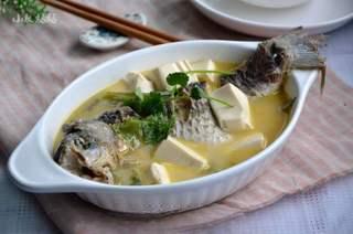 Crucian Carp and Tofu Soup step 8: Finish with a pinch of white pepper and serve hot.