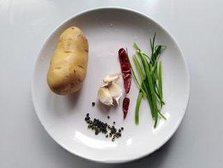 Hot and Sour Shredded Potatoes step 1: Prepare all the ingredients.