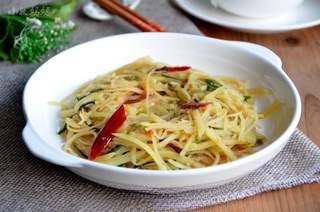 Hot and Sour Shredded Potatoes step 11: Transfer to a serving plate and enjoy immediately.