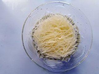Hot and Sour Shredded Potatoes step 2: Peel the potato and cut it into thin matchsticks. Rinse twice under cold water t