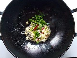 Hot and Sour Shredded Potatoes step 8: Add the minced garlic, scallions, and dried chili. Stir-fry over low heat until 