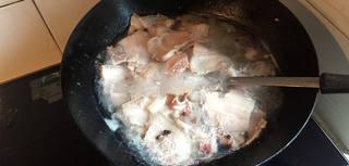 Twice-Cooked Pork with Peppers step 1: Place the pork belly in a pot of boiling water with Sichuan peppercorns, cooking