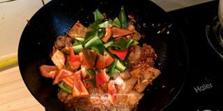 Twice-Cooked Pork with Peppers step 5: Add the green and red peppers, then season with sugar and a small amount of MSG 