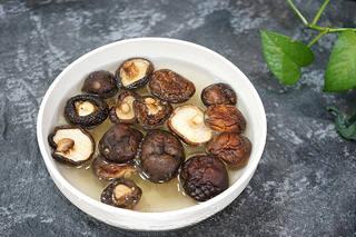 Braised Pork Belly with Mushrooms and Eggs step 1: Soak the dried shiitake mushrooms in hot water until softened. Reserve the soaki