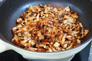 Braised Pork Belly with Mushrooms and Eggs step 13: Return the crispy onions to the wok and mix well.