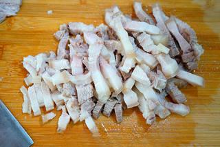 Braised Pork Belly with Mushrooms and Eggs step 3: Cut the pork belly into thick bite-sized strips.