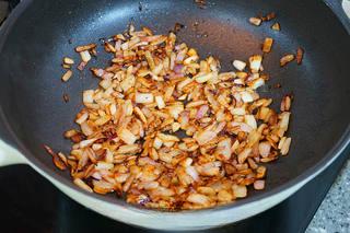 Braised Pork Belly with Mushrooms and Eggs step 8: Remove the crispy onions and set aside.