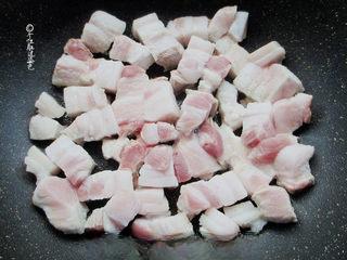 Braised Green Beans, Pork Belly and Noodles step 1: Cut the pork belly into bite-sized pieces and cook in a non-stick pan over low h