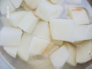 Braised Green Beans, Pork Belly and Noodles step 2: Peel the potato, cut it into chunks, and soak in cold water to remove excess sta