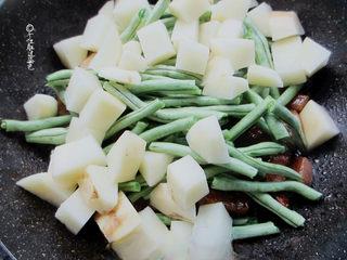 Braised Green Beans, Pork Belly and Noodles step 6: Add the potatoes and green beans and stir-fry over high heat.