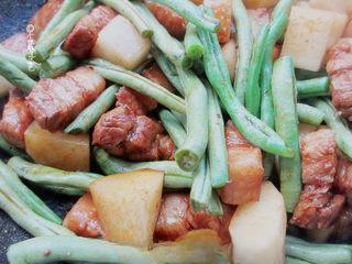 Braised Green Beans, Pork Belly and Noodles step 7: Cook for about 1 minute, until the green beans begin to change color.
