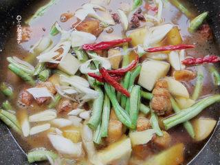 Braised Green Beans, Pork Belly and Noodles step 8: Pour in enough water to cover the ingredients by about 2–3 cm. Add dried chilies
