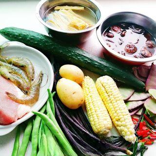 Spicy Mala Stir-Fry with Pork, Shrimp and Mixed Vegetables step 1: Prepare and wash all ingredients. Cut the vegetables into bite-sized pieces.
