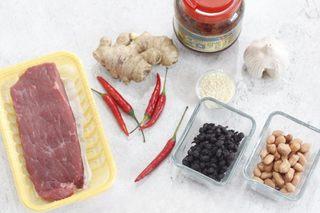 Spicy Beef Chili Crisp step 1: Prepare all ingredients. Finely chop the ginger and garlic, crush the peanuts, a