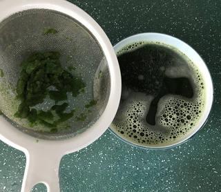 Refreshing Cucumber Jelly Rolls with Sour and Spicy Dressing step 1: Wash 2 cucumbers thoroughly. Peel them and blend the peels with a little water u