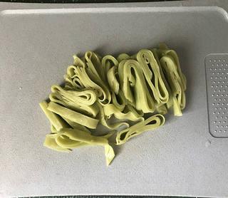 Refreshing Cucumber Jelly Rolls with Sour and Spicy Dressing step 11: Stack 2 sheets together and cut them into thin strips.