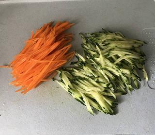 Refreshing Cucumber Jelly Rolls with Sour and Spicy Dressing step 12: Julienne the remaining cucumber and carrot into fine strips.