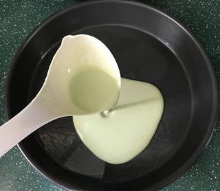 Refreshing Cucumber Jelly Rolls with Sour and Spicy Dressing step 4: Pour a ladleful of batter into the pan and swirl it to create a thin, even layer