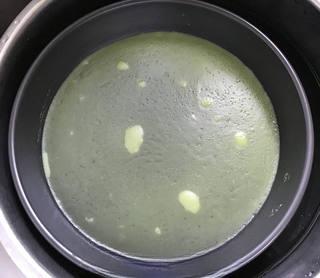 Refreshing Cucumber Jelly Rolls with Sour and Spicy Dressing step 7: Remove the pan and place it briefly in cold water for about 20 seconds to cool.