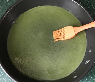 Refreshing Cucumber Jelly Rolls with Sour and Spicy Dressing step 8: Brush the surface lightly with oil and carefully peel off the jelly sheet.