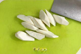 Braised Black Chicken with Chinese Herbs and Mushrooms step 3: Peel the Chinese yam and cut it into large chunks.