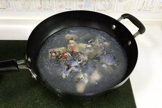 Braised Black Chicken with Chinese Herbs and Mushrooms step 4: Place the cleaned black chicken pieces in a pot of cold water. Add Sichuan peppe