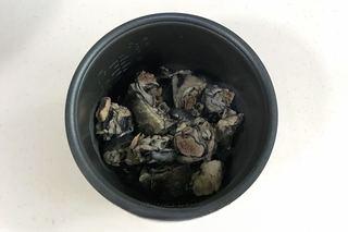 Braised Black Chicken with Chinese Herbs and Mushrooms step 5: Rinse the blanched chicken under clean water and transfer it to a soup pot or sl