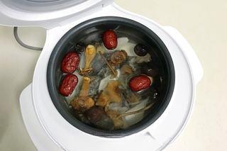 Braised Black Chicken with Chinese Herbs and Mushrooms step 6: Add the ginger slices, soaked mushrooms, red dates, and yam. Pour in enough wate