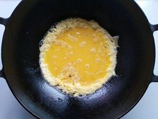 Egg and Tomato Stir-Fry step 5: Heat oil in a wok or skillet and pour in the egg mixture.