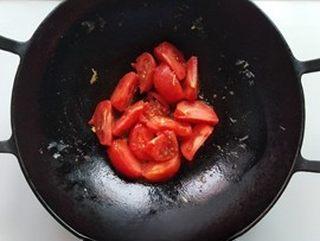 Egg and Tomato Stir-Fry step 7: Add a little more oil to the pan and stir-fry the tomatoes.