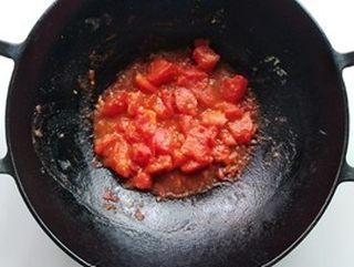Egg and Tomato Stir-Fry step 8: Cook over medium-low heat until the tomatoes soften and release their juices.
