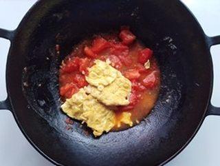 Egg and Tomato Stir-Fry step 9: Return the eggs to the pan. Add sugar and a small amount of water, then stir-fry