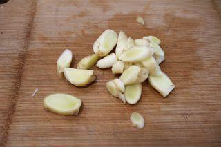 Sizzling Chili Garlic Sauce step 4: Slice the ginger and garlic.
