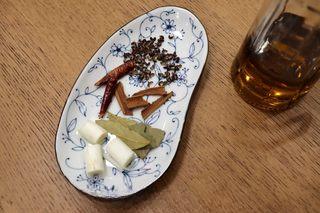 Sizzling Chili Garlic Sauce step 8: Prepare the aromatic ingredients: rapeseed oil, Sichuan peppercorns, dried red c