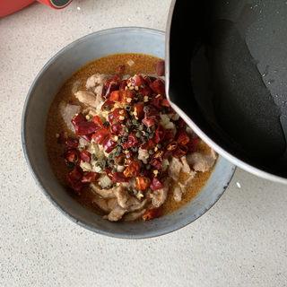 Spicy Pork Loin Hot Pot step 10: Sprinkle Sichuan peppercorns and dried chili segments over the surface, then car