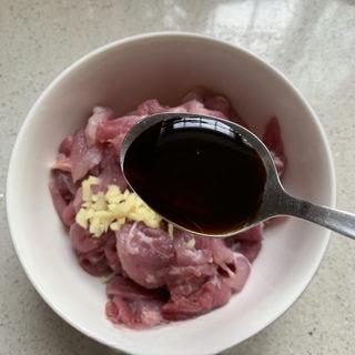 Spicy Pork Loin Hot Pot step 2: Combine the pork slices with minced ginger, light soy sauce, and cooking wine. M