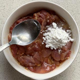 Spicy Pork Loin Hot Pot step 3: Add the egg white, tapioca starch, and a spoonful of oil. Mix until evenly coate