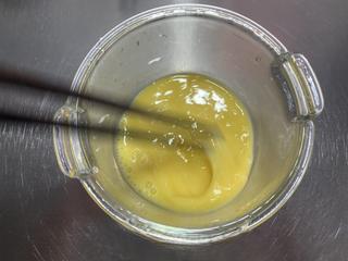 Steamed Egg Custard with Okra step 2: Whisk the eggs until the yolks and whites are fully combined.
