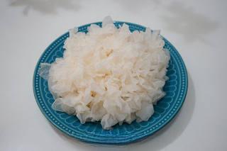 Papaya and Snow Fungus Sweet Soup step 1: Prepare the snow fungus and other ingredients.