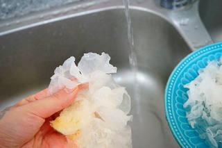 Papaya and Snow Fungus Sweet Soup step 2: Rinse the snow fungus thoroughly and tear it into small bite-sized pieces.